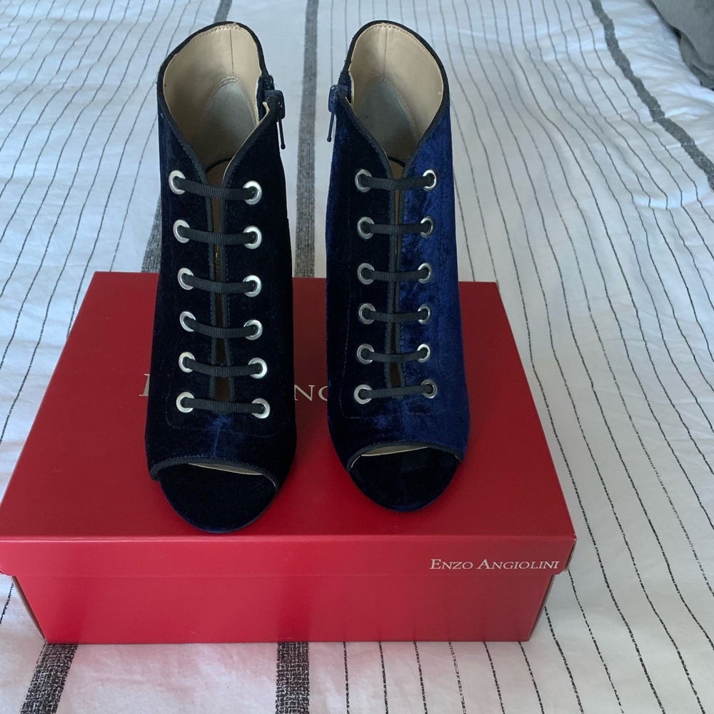 NIB ENZO ANGIOLINI BLUE VELVET BOOTIES